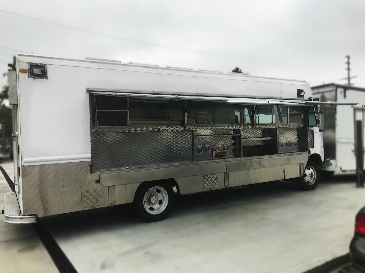 Catering Style Layout 2 ovens, 6 burners, 1 fryer, 1 steam & more