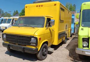 TheFoodTruckGroup_Small Yellow Food Truck_Driver side